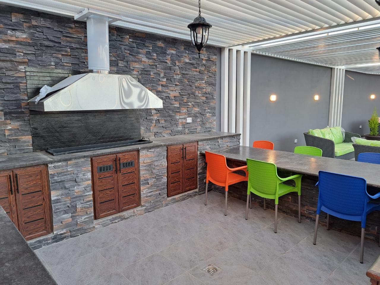 مطبخ الشواء الخارجي ومنطقة الطعام