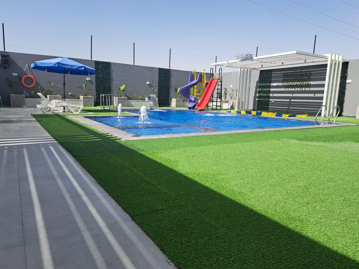 الشاليه والمسبح — إطلالة جانبية