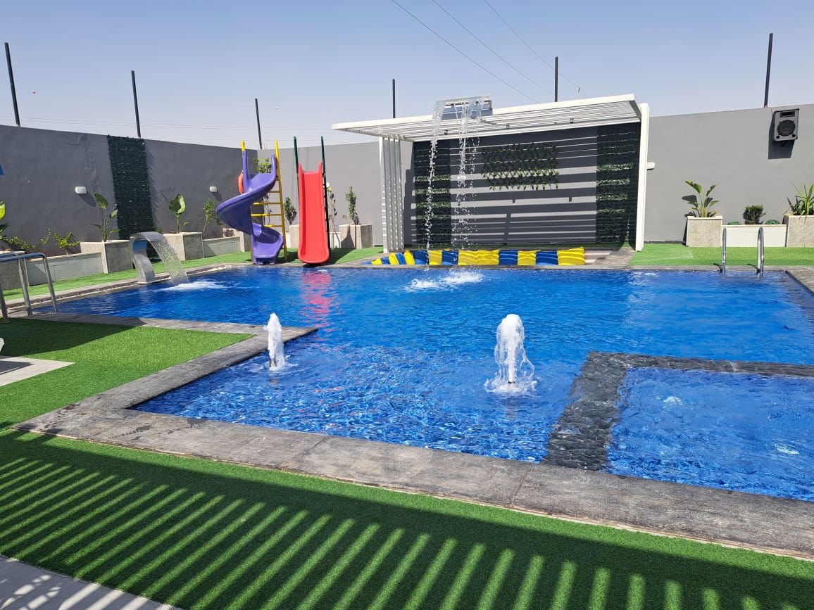 نافورات المسبح وزلاقات الأطفال