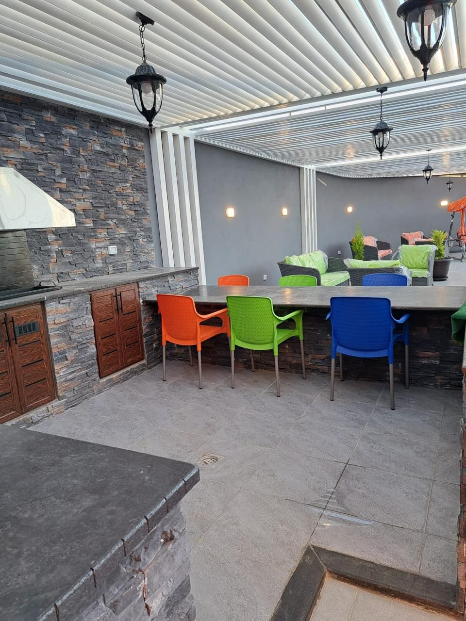 المطبخ الخارجي ومنطقة الطعام