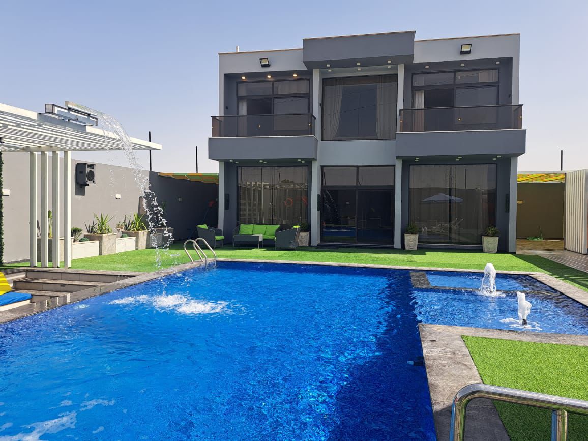 نافورات المسبح وواجهة الشاليه