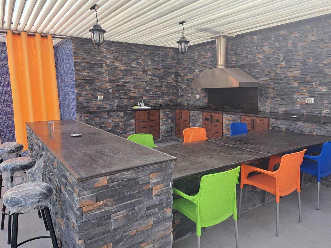 المسبح مع النافورات والزلاقات