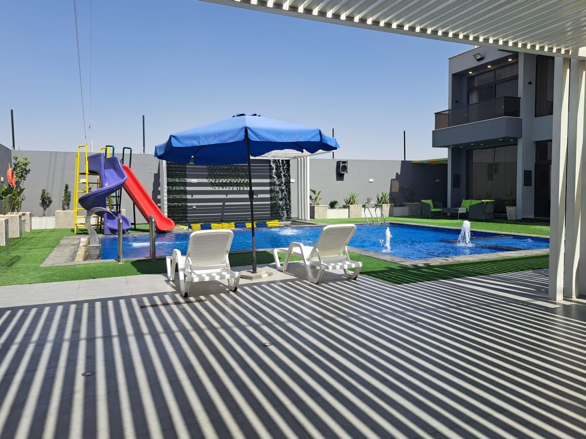 إطلالة جانبية على المسبح