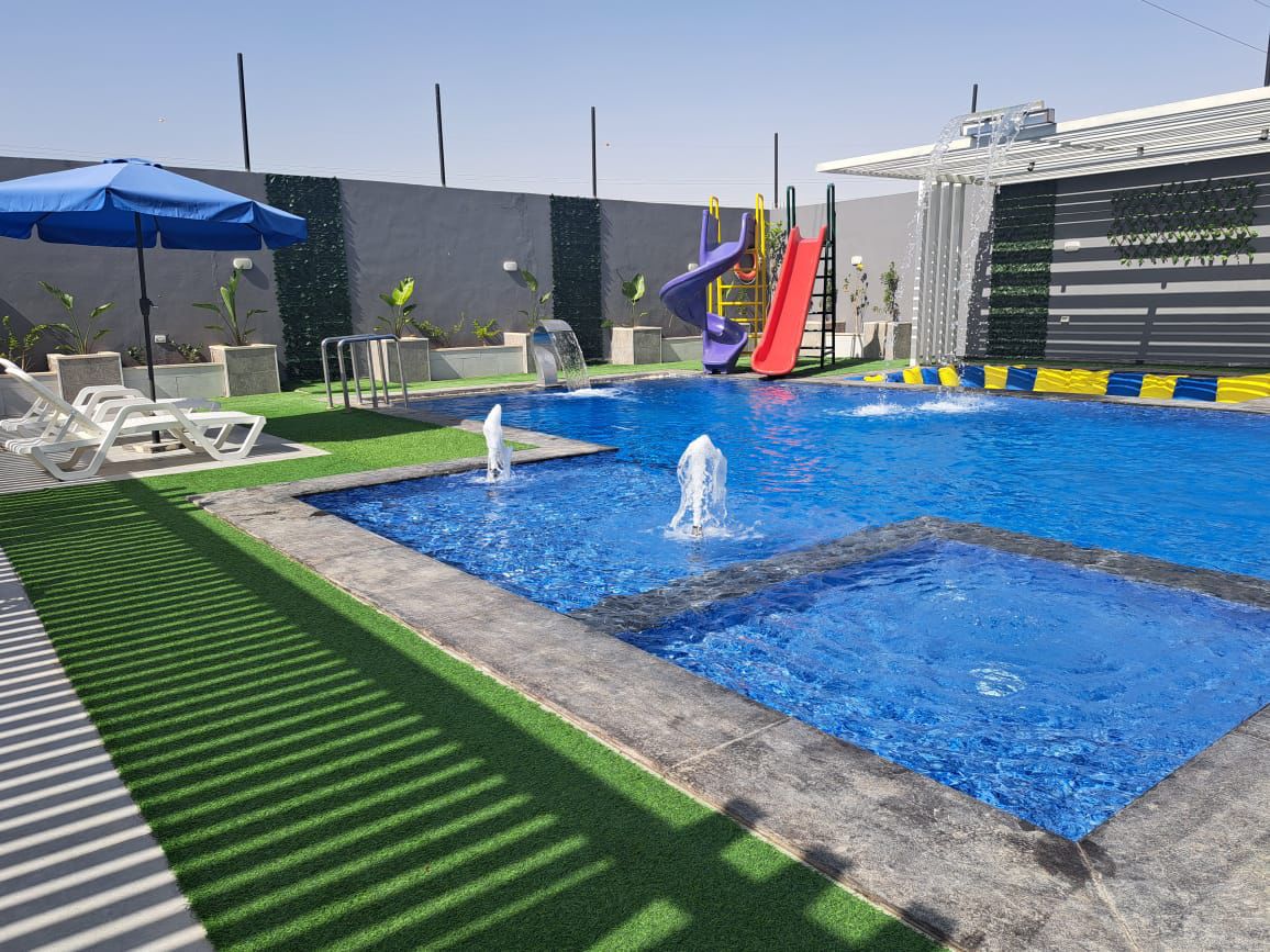 إطلالة واسعة — المسبح والزلاقات