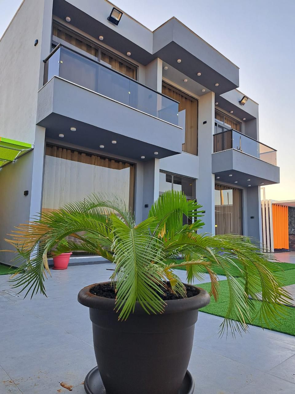 الواجهة الخارجية للشاليه والدرج